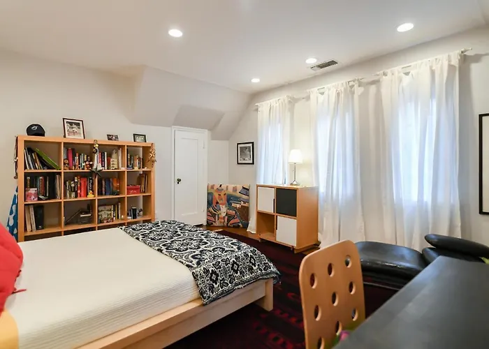 Beautiful Airy Architect-Designed Room And Brand New Private Luxe Bathroom